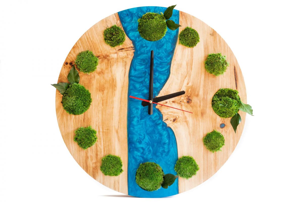 Runde HolzUhr mit Kugelmoos und Epoxy