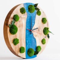 Runde HolzUhr mit Kugelmoos und Epoxy