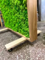 Mobile Trennwände mit Holz und Moos | Moos Raumteiler