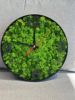 Runde Wanduhr mit Islandmoos