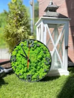 Runde Wanduhr mit Islandmoos