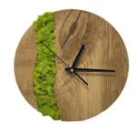Uhr mit Holz und Moos