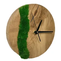 Runde Uhr aus massiver Eiche mit Moos