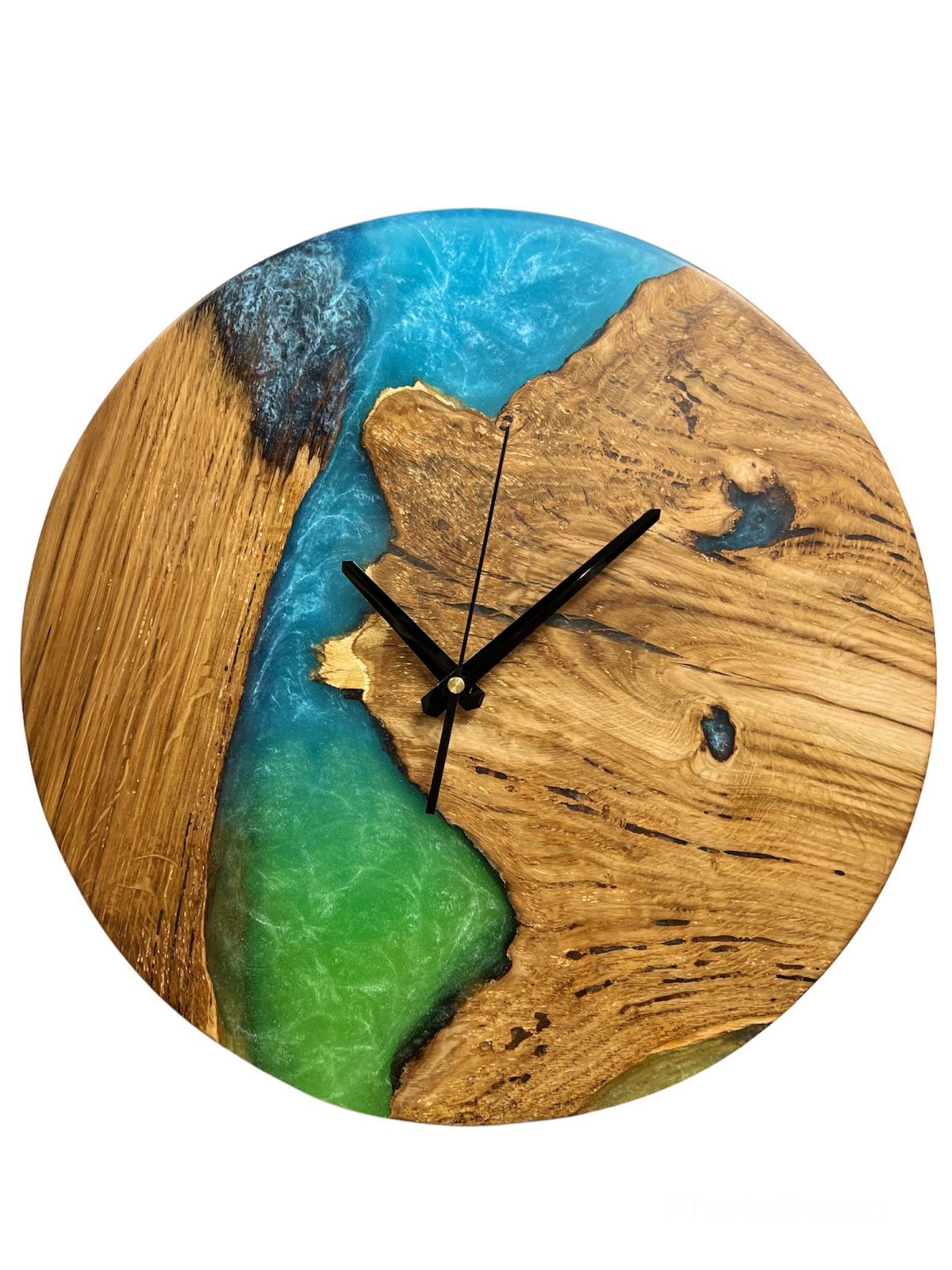 Runde Uhr aus massiver Eiche mit Epoxy