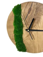 Runde Uhr aus massiver Eiche mit Moos