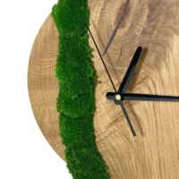 Runde Uhr aus massiver Eiche mit Moos