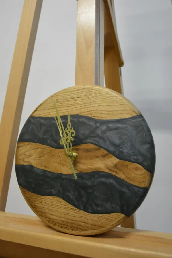 Massive Holzuhr mit Epoxy 23cm