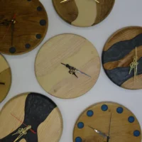 Massive Holzuhr mit Epoxy 23cm