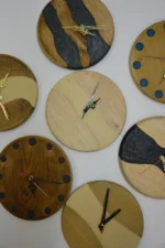 Massive Holzuhr mit Epoxy 23cm