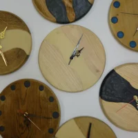 Massive Holzuhr mit Epoxy 23cm