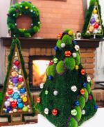 Dekorativer Weihnachtsbaum mit Moos