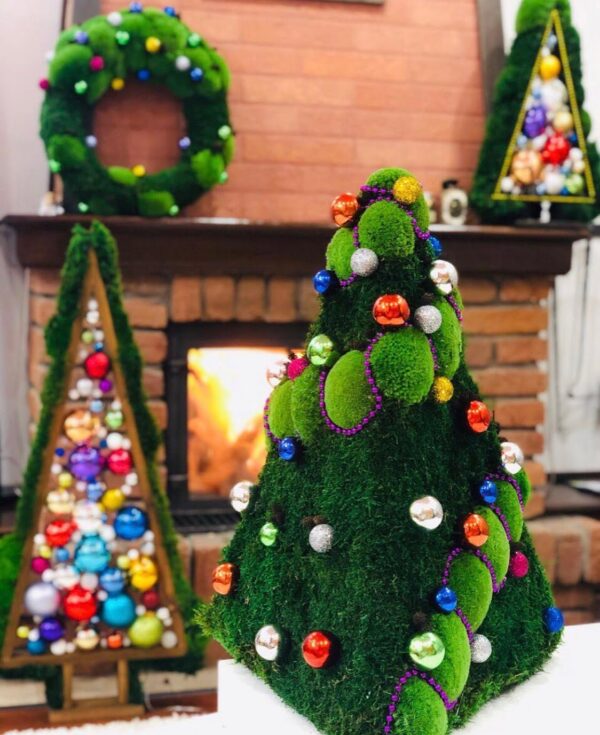 Dekorativer Weihnachtsbaum mit Moos