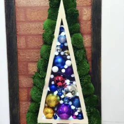 Weihnachtsbaum aus Moos mit Dekorationen und Beleuchtung