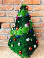 Dekorativer Weihnachtsbaum mit Moos