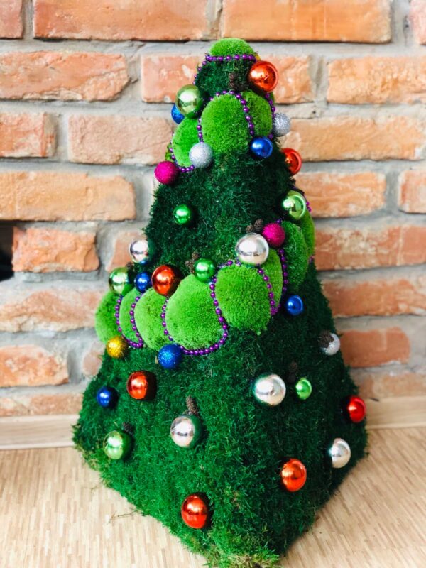 Dekorativer Weihnachtsbaum mit Moos