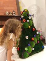 Dekorativer Weihnachtsbaum mit Moos