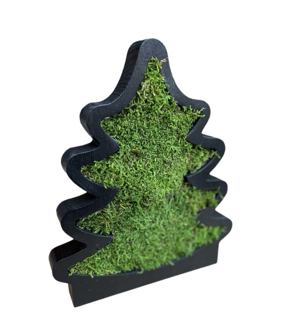 Dekorativer Weihnachtsbaum aus Holz mit Moos