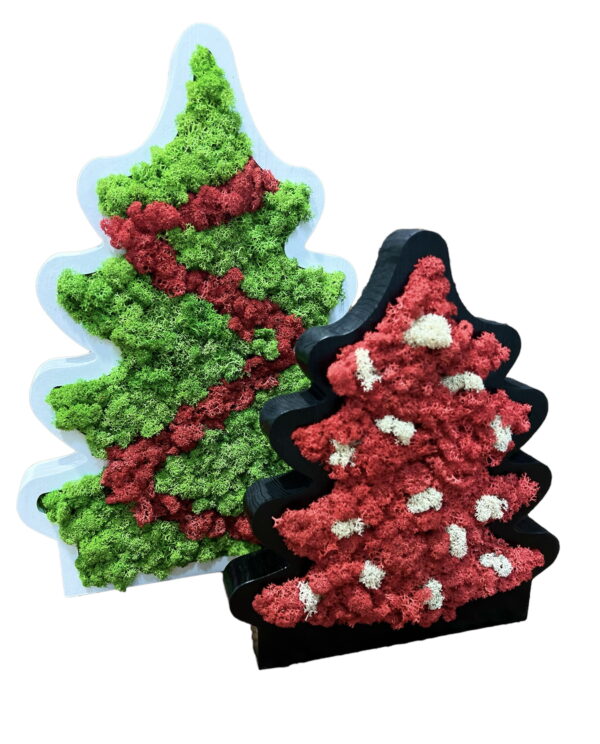 Dekorativer Weihnachtsbaum aus Holz mit Moos