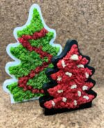 Dekorativer Weihnachtsbaum aus Holz mit Moos