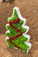 Dekorativer Weihnachtsbaum aus Holz mit Moos