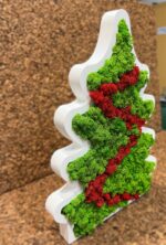 Dekorativer Weihnachtsbaum aus Holz mit Moos