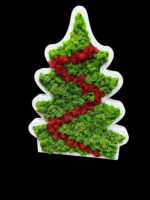 Dekorativer Weihnachtsbaum aus Holz mit Moos