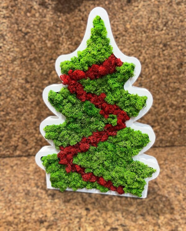 Dekorativer Weihnachtsbaum aus Holz mit Moos