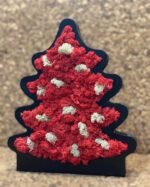 Dekorativer Weihnachtsbaum aus Holz mit Moos