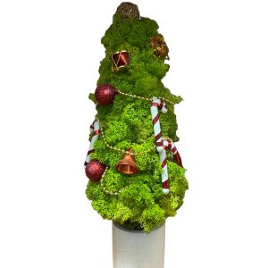 Dekorativer Weihnachtsbaum aus Moos und Ornamenten in einer Vase