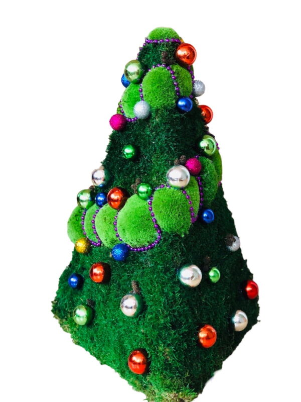 Dekorativer Weihnachtsbaum mit Moos