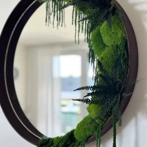 Runde Spiegel mit Kugelmoos und Pflanzen