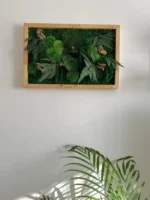 Moosbild mit Holz und Pflanzen