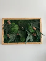 Moosbild mit Holz und Pflanzen