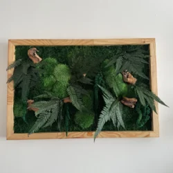 Moosbild mit Holz und Pflanzen