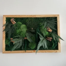 Moosbild mit Holz und Pflanzen