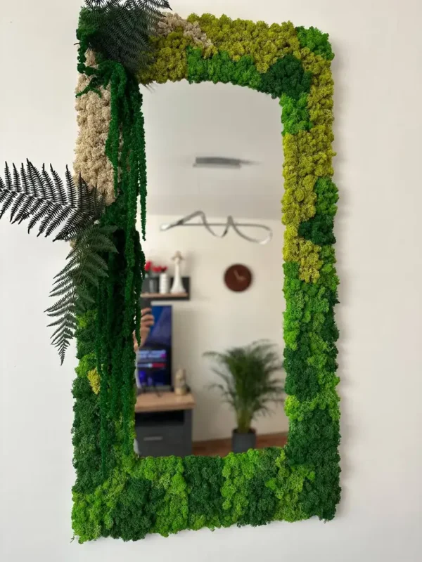 Spiegel mit Islandmoos und Pflanzen