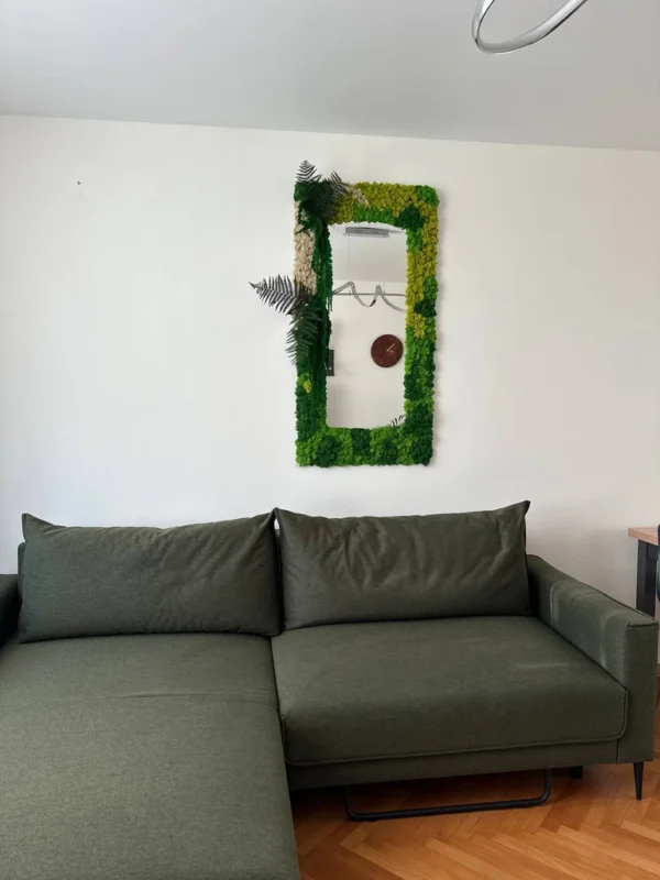 Spiegel mit Islandmoos und Pflanzen