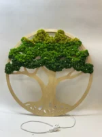 Moosbild - Moosbaum mit Blumen und Beleuchtet Das Mooskunst ist eine einzigartige und faszinierende Darstellung eines Baumes in Form eines Kreises. Die Basis dieses Kunstwerks besteht aus Kiefernsperrholz, das den Stamm und die Wurzeln des Baumes visualisiert. Um die Baumkrone darzustellen, wurde stabilisierter Islandmoos in Kombination mit schonend konservierten Blumen, genauer gesagt den Blüten der Blumen, verwendet. Die Gesamtkomposition erinnert an einen blühenden Baum. Um einen beeindruckenden "Wow"-Effekt zu erzielen, wurde auf der Rückseite des Moosbildes LED-Beleuchtung eingebaut, die mit 220 Volt betrieben wird. Dies verleiht dem Bild eine besondere Leuchtkraft und macht es zu einem Blickfang in jedem Raum. Für eine nahtlose Integration in Ihr Zuhause oder Büro stehen vier Farbvarianten für die Basis des Baumes zur Auswahl: Schwarz, Weiß, Hellbraun und Dunkelbraun. Zusätzlich haben Sie die Möglichkeit, ein rundes Moosbild in den Größen 50 cm, 60 cm, 80 cm, 90 cm oder 100 cm zu wählen. Dies ermöglicht es Ihnen, die passende Größe für jeden Raum auszuwählen. Das Moosbild "Moosbaum mit Blumen und Beleuchtet" vereint Kunst, Natur und Licht in einer einzigartigen Form und bringt eine harmonische Atmosphäre in Ihre Umgebung. Das "Moosbild rund" präsentiert sich als eine einzigartige Möglichkeit, den Moosbaum in einer runden Form zu genießen. Diese besondere Variante schafft eine ausgeglichene und harmonische Atmosphäre, während Sie aus verschiedenen Größen wählen können, um die perfekte Passform für Ihren Raum zu finden. Das "Moosbild beleuchtet" hebt die Schönheit des Moosbaums und der Blumen durch die raffinierte LED-Beleuchtung hervor. Dieses beleuchtete Kunstwerk verleiht nicht nur Ihrem Raum eine stimmungsvolle Atmosphäre, sondern setzt auch das faszinierende Zusammenspiel von Licht und Natur in den Mittelpunkt. Die Verwendung von Holz im "Moosbild mit Holz" verleiht der Darstellung des Moosbaums eine warme und authentische Note. Die Kiefernsperrholzbasis unterstreicht nicht nur die Handwerkskunst, sondern trägt auch zur Schaffung einer naturnahen Umgebung bei, die sich nahtlos in verschiedene Einrichtungsstile integrieren lässt. Der Moos Baum in seiner Gesamtheit, sei es in der runden Form, mit Beleuchtung oder mit Holz, bietet nicht nur eine ästhetische Bereicherung, sondern auch eine pflegeleichte und langlebige Lösung. Die stabilisierten Materialien gewährleisten, dass die Moosbildkreationen über die Zeit ihre Frische und Schönheit bewahren. Egal für welche Variante Sie sich entscheiden, das Moosbild vereint Natur, Kunst und Funktionalität auf einzigartige Weise. Das "Moosbild rund" eröffnet vielfältige Möglichkeiten zur Gestaltung von Räumen. Beispielsweise könnte es das Highlight in Ihrem Wohnzimmer werden, indem es als zentrales Kunstwerk an einer Wand platziert wird. Durch die runde Form wird eine ausgewogene Raumwirkung erzeugt, die die Blicke auf sich zieht und eine natürliche Atmosphäre schafft. Ein weiteres inspirierendes Beispiel für die Anwendung des "Moosbild beleuchtet" liegt in der Nutzung als elegante Beleuchtungslösung. In einem Schlafzimmer kann das beleuchtete Moosbild über dem Bett angebracht werden, um eine sanfte, beruhigende Beleuchtung zu erzeugen, die eine entspannende Umgebung fördert. Der "Moosbaum" kann auch als auffälliges Element in einem Büro oder einem Empfangsbereich dienen, um einen Hauch von Natur und Kreativität einzubringen. Das "Moosbild mit Holz" bietet hierbei eine besonders warme und einladende Ausstrahlung, während die LED-Beleuchtung auf der Rückseite für eine subtile und dennoch wirkungsvolle Akzentuierung sorgt. Unabhängig von der gewählten Variante – sei es das "Moosbild Rund", "Moosbild Beleuchtet" oder der "Moosbaum mit Holz" – integriert sich dieses Kunstwerk nahtlos in verschiedene Umgebungen. Es könnte beispielsweise in einem Café als Blickfang dienen, um eine einladende und gemütliche Atmosphäre zu schaffen. Die Anwendungsmöglichkeiten sind vielfältig, und die Kombination aus Natur, Kunst und Beleuchtet macht das Moosbild zu einer einzigartigen und ansprechenden Option für die Raumgestaltung. Weitere Beispiele für die Verwendung des Moosbildes sind: Wellness- und Spa-Bereich: Das "Moosbild Beleuchtet" kann in einem Spa oder Wellness-Center als beruhigendes und naturinspiriertes Dekor eingesetzt werden. Platziert in Ruheräumen oder Entspannungsbereichen trägt es zur Schaffung einer harmonischen Umgebung bei. Veranstaltungsorte: Bei Events wie Hochzeiten, Messen oder Firmenveranstaltungen kann das Moosbild als stilvolle Hintergrunddekoration dienen. Besonders das "Moosbild rund" wird zu einem Blickfang und verleiht jedem Anlass eine natürliche Eleganz. Einzelhandelsgeschäfte: Modeboutiquen, Schmuckläden oder andere Einzelhandelsgeschäfte können das "Moosbild mit Holz" verwenden, um eine einladende und moderne Atmosphäre zu schaffen. Die Beleuchtung trägt dazu bei, Produkte auf ansprechende Weise zu präsentieren. Hotelzimmer: Das "Moosbild mit Holz" kann als auffälliges Kopfteil über einem Hotelbett angebracht werden. Dies schafft eine einzigartige und gemütliche Umgebung für die Gäste, die auf Naturnähe und Exklusivität Wert legen. Arztpraxen oder Wartebereiche: In medizinischen Einrichtungen kann das Moosbild eine beruhigende Atmosphäre schaffen und den Wartebereich freundlicher gestalten. Das "Moosbild beleuchtet" fügt eine subtile, entspannende Note hinzu.