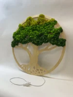 Moosbild - Moosbaum mit Blumen und Beleuchtet Das Mooskunst ist eine einzigartige und faszinierende Darstellung eines Baumes in Form eines Kreises. Die Basis dieses Kunstwerks besteht aus Kiefernsperrholz, das den Stamm und die Wurzeln des Baumes visualisiert. Um die Baumkrone darzustellen, wurde stabilisierter Islandmoos in Kombination mit schonend konservierten Blumen, genauer gesagt den Blüten der Blumen, verwendet. Die Gesamtkomposition erinnert an einen blühenden Baum. Um einen beeindruckenden "Wow"-Effekt zu erzielen, wurde auf der Rückseite des Moosbildes LED-Beleuchtung eingebaut, die mit 220 Volt betrieben wird. Dies verleiht dem Bild eine besondere Leuchtkraft und macht es zu einem Blickfang in jedem Raum. Für eine nahtlose Integration in Ihr Zuhause oder Büro stehen vier Farbvarianten für die Basis des Baumes zur Auswahl: Schwarz, Weiß, Hellbraun und Dunkelbraun. Zusätzlich haben Sie die Möglichkeit, ein rundes Moosbild in den Größen 50 cm, 60 cm, 80 cm, 90 cm oder 100 cm zu wählen. Dies ermöglicht es Ihnen, die passende Größe für jeden Raum auszuwählen. Das Moosbild "Moosbaum mit Blumen und Beleuchtet" vereint Kunst, Natur und Licht in einer einzigartigen Form und bringt eine harmonische Atmosphäre in Ihre Umgebung. Das "Moosbild rund" präsentiert sich als eine einzigartige Möglichkeit, den Moosbaum in einer runden Form zu genießen. Diese besondere Variante schafft eine ausgeglichene und harmonische Atmosphäre, während Sie aus verschiedenen Größen wählen können, um die perfekte Passform für Ihren Raum zu finden. Das "Moosbild beleuchtet" hebt die Schönheit des Moosbaums und der Blumen durch die raffinierte LED-Beleuchtung hervor. Dieses beleuchtete Kunstwerk verleiht nicht nur Ihrem Raum eine stimmungsvolle Atmosphäre, sondern setzt auch das faszinierende Zusammenspiel von Licht und Natur in den Mittelpunkt. Die Verwendung von Holz im "Moosbild mit Holz" verleiht der Darstellung des Moosbaums eine warme und authentische Note. Die Kiefernsperrholzbasis unterstreicht nicht nur die Handwerkskunst, sondern trägt auch zur Schaffung einer naturnahen Umgebung bei, die sich nahtlos in verschiedene Einrichtungsstile integrieren lässt. Der Moos Baum in seiner Gesamtheit, sei es in der runden Form, mit Beleuchtung oder mit Holz, bietet nicht nur eine ästhetische Bereicherung, sondern auch eine pflegeleichte und langlebige Lösung. Die stabilisierten Materialien gewährleisten, dass die Moosbildkreationen über die Zeit ihre Frische und Schönheit bewahren. Egal für welche Variante Sie sich entscheiden, das Moosbild vereint Natur, Kunst und Funktionalität auf einzigartige Weise. Das "Moosbild rund" eröffnet vielfältige Möglichkeiten zur Gestaltung von Räumen. Beispielsweise könnte es das Highlight in Ihrem Wohnzimmer werden, indem es als zentrales Kunstwerk an einer Wand platziert wird. Durch die runde Form wird eine ausgewogene Raumwirkung erzeugt, die die Blicke auf sich zieht und eine natürliche Atmosphäre schafft. Ein weiteres inspirierendes Beispiel für die Anwendung des "Moosbild beleuchtet" liegt in der Nutzung als elegante Beleuchtungslösung. In einem Schlafzimmer kann das beleuchtete Moosbild über dem Bett angebracht werden, um eine sanfte, beruhigende Beleuchtung zu erzeugen, die eine entspannende Umgebung fördert. Der "Moosbaum" kann auch als auffälliges Element in einem Büro oder einem Empfangsbereich dienen, um einen Hauch von Natur und Kreativität einzubringen. Das "Moosbild mit Holz" bietet hierbei eine besonders warme und einladende Ausstrahlung, während die LED-Beleuchtung auf der Rückseite für eine subtile und dennoch wirkungsvolle Akzentuierung sorgt. Unabhängig von der gewählten Variante – sei es das "Moosbild Rund", "Moosbild Beleuchtet" oder der "Moosbaum mit Holz" – integriert sich dieses Kunstwerk nahtlos in verschiedene Umgebungen. Es könnte beispielsweise in einem Café als Blickfang dienen, um eine einladende und gemütliche Atmosphäre zu schaffen. Die Anwendungsmöglichkeiten sind vielfältig, und die Kombination aus Natur, Kunst und Beleuchtet macht das Moosbild zu einer einzigartigen und ansprechenden Option für die Raumgestaltung. Weitere Beispiele für die Verwendung des Moosbildes sind: Wellness- und Spa-Bereich: Das "Moosbild Beleuchtet" kann in einem Spa oder Wellness-Center als beruhigendes und naturinspiriertes Dekor eingesetzt werden. Platziert in Ruheräumen oder Entspannungsbereichen trägt es zur Schaffung einer harmonischen Umgebung bei. Veranstaltungsorte: Bei Events wie Hochzeiten, Messen oder Firmenveranstaltungen kann das Moosbild als stilvolle Hintergrunddekoration dienen. Besonders das "Moosbild rund" wird zu einem Blickfang und verleiht jedem Anlass eine natürliche Eleganz. Einzelhandelsgeschäfte: Modeboutiquen, Schmuckläden oder andere Einzelhandelsgeschäfte können das "Moosbild mit Holz" verwenden, um eine einladende und moderne Atmosphäre zu schaffen. Die Beleuchtung trägt dazu bei, Produkte auf ansprechende Weise zu präsentieren. Hotelzimmer: Das "Moosbild mit Holz" kann als auffälliges Kopfteil über einem Hotelbett angebracht werden. Dies schafft eine einzigartige und gemütliche Umgebung für die Gäste, die auf Naturnähe und Exklusivität Wert legen. Arztpraxen oder Wartebereiche: In medizinischen Einrichtungen kann das Moosbild eine beruhigende Atmosphäre schaffen und den Wartebereich freundlicher gestalten. Das "Moosbild beleuchtet" fügt eine subtile, entspannende Note hinzu.