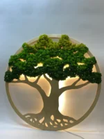 Moosbild - Moosbaum mit Blumen und Beleuchtet Das Mooskunst ist eine einzigartige und faszinierende Darstellung eines Baumes in Form eines Kreises. Die Basis dieses Kunstwerks besteht aus Kiefernsperrholz, das den Stamm und die Wurzeln des Baumes visualisiert. Um die Baumkrone darzustellen, wurde stabilisierter Islandmoos in Kombination mit schonend konservierten Blumen, genauer gesagt den Blüten der Blumen, verwendet. Die Gesamtkomposition erinnert an einen blühenden Baum. Um einen beeindruckenden "Wow"-Effekt zu erzielen, wurde auf der Rückseite des Moosbildes LED-Beleuchtung eingebaut, die mit 220 Volt betrieben wird. Dies verleiht dem Bild eine besondere Leuchtkraft und macht es zu einem Blickfang in jedem Raum. Für eine nahtlose Integration in Ihr Zuhause oder Büro stehen vier Farbvarianten für die Basis des Baumes zur Auswahl: Schwarz, Weiß, Hellbraun und Dunkelbraun. Zusätzlich haben Sie die Möglichkeit, ein rundes Moosbild in den Größen 50 cm, 60 cm, 80 cm, 90 cm oder 100 cm zu wählen. Dies ermöglicht es Ihnen, die passende Größe für jeden Raum auszuwählen. Das Moosbild "Moosbaum mit Blumen und Beleuchtet" vereint Kunst, Natur und Licht in einer einzigartigen Form und bringt eine harmonische Atmosphäre in Ihre Umgebung. Das "Moosbild rund" präsentiert sich als eine einzigartige Möglichkeit, den Moosbaum in einer runden Form zu genießen. Diese besondere Variante schafft eine ausgeglichene und harmonische Atmosphäre, während Sie aus verschiedenen Größen wählen können, um die perfekte Passform für Ihren Raum zu finden. Das "Moosbild beleuchtet" hebt die Schönheit des Moosbaums und der Blumen durch die raffinierte LED-Beleuchtung hervor. Dieses beleuchtete Kunstwerk verleiht nicht nur Ihrem Raum eine stimmungsvolle Atmosphäre, sondern setzt auch das faszinierende Zusammenspiel von Licht und Natur in den Mittelpunkt. Die Verwendung von Holz im "Moosbild mit Holz" verleiht der Darstellung des Moosbaums eine warme und authentische Note. Die Kiefernsperrholzbasis unterstreicht nicht nur die Handwerkskunst, sondern trägt auch zur Schaffung einer naturnahen Umgebung bei, die sich nahtlos in verschiedene Einrichtungsstile integrieren lässt. Der Moos Baum in seiner Gesamtheit, sei es in der runden Form, mit Beleuchtung oder mit Holz, bietet nicht nur eine ästhetische Bereicherung, sondern auch eine pflegeleichte und langlebige Lösung. Die stabilisierten Materialien gewährleisten, dass die Moosbildkreationen über die Zeit ihre Frische und Schönheit bewahren. Egal für welche Variante Sie sich entscheiden, das Moosbild vereint Natur, Kunst und Funktionalität auf einzigartige Weise. Das "Moosbild rund" eröffnet vielfältige Möglichkeiten zur Gestaltung von Räumen. Beispielsweise könnte es das Highlight in Ihrem Wohnzimmer werden, indem es als zentrales Kunstwerk an einer Wand platziert wird. Durch die runde Form wird eine ausgewogene Raumwirkung erzeugt, die die Blicke auf sich zieht und eine natürliche Atmosphäre schafft. Ein weiteres inspirierendes Beispiel für die Anwendung des "Moosbild beleuchtet" liegt in der Nutzung als elegante Beleuchtungslösung. In einem Schlafzimmer kann das beleuchtete Moosbild über dem Bett angebracht werden, um eine sanfte, beruhigende Beleuchtung zu erzeugen, die eine entspannende Umgebung fördert. Der "Moosbaum" kann auch als auffälliges Element in einem Büro oder einem Empfangsbereich dienen, um einen Hauch von Natur und Kreativität einzubringen. Das "Moosbild mit Holz" bietet hierbei eine besonders warme und einladende Ausstrahlung, während die LED-Beleuchtung auf der Rückseite für eine subtile und dennoch wirkungsvolle Akzentuierung sorgt. Unabhängig von der gewählten Variante – sei es das "Moosbild Rund", "Moosbild Beleuchtet" oder der "Moosbaum mit Holz" – integriert sich dieses Kunstwerk nahtlos in verschiedene Umgebungen. Es könnte beispielsweise in einem Café als Blickfang dienen, um eine einladende und gemütliche Atmosphäre zu schaffen. Die Anwendungsmöglichkeiten sind vielfältig, und die Kombination aus Natur, Kunst und Beleuchtet macht das Moosbild zu einer einzigartigen und ansprechenden Option für die Raumgestaltung. Weitere Beispiele für die Verwendung des Moosbildes sind: Wellness- und Spa-Bereich: Das "Moosbild Beleuchtet" kann in einem Spa oder Wellness-Center als beruhigendes und naturinspiriertes Dekor eingesetzt werden. Platziert in Ruheräumen oder Entspannungsbereichen trägt es zur Schaffung einer harmonischen Umgebung bei. Veranstaltungsorte: Bei Events wie Hochzeiten, Messen oder Firmenveranstaltungen kann das Moosbild als stilvolle Hintergrunddekoration dienen. Besonders das "Moosbild rund" wird zu einem Blickfang und verleiht jedem Anlass eine natürliche Eleganz. Einzelhandelsgeschäfte: Modeboutiquen, Schmuckläden oder andere Einzelhandelsgeschäfte können das "Moosbild mit Holz" verwenden, um eine einladende und moderne Atmosphäre zu schaffen. Die Beleuchtung trägt dazu bei, Produkte auf ansprechende Weise zu präsentieren. Hotelzimmer: Das "Moosbild mit Holz" kann als auffälliges Kopfteil über einem Hotelbett angebracht werden. Dies schafft eine einzigartige und gemütliche Umgebung für die Gäste, die auf Naturnähe und Exklusivität Wert legen. Arztpraxen oder Wartebereiche: In medizinischen Einrichtungen kann das Moosbild eine beruhigende Atmosphäre schaffen und den Wartebereich freundlicher gestalten. Das "Moosbild beleuchtet" fügt eine subtile, entspannende Note hinzu.