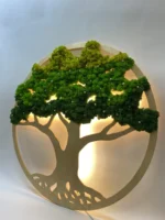 Moosbild - Moosbaum mit Blumen und Beleuchtet Das Mooskunst ist eine einzigartige und faszinierende Darstellung eines Baumes in Form eines Kreises. Die Basis dieses Kunstwerks besteht aus Kiefernsperrholz, das den Stamm und die Wurzeln des Baumes visualisiert. Um die Baumkrone darzustellen, wurde stabilisierter Islandmoos in Kombination mit schonend konservierten Blumen, genauer gesagt den Blüten der Blumen, verwendet. Die Gesamtkomposition erinnert an einen blühenden Baum. Um einen beeindruckenden "Wow"-Effekt zu erzielen, wurde auf der Rückseite des Moosbildes LED-Beleuchtung eingebaut, die mit 220 Volt betrieben wird. Dies verleiht dem Bild eine besondere Leuchtkraft und macht es zu einem Blickfang in jedem Raum. Für eine nahtlose Integration in Ihr Zuhause oder Büro stehen vier Farbvarianten für die Basis des Baumes zur Auswahl: Schwarz, Weiß, Hellbraun und Dunkelbraun. Zusätzlich haben Sie die Möglichkeit, ein rundes Moosbild in den Größen 50 cm, 60 cm, 80 cm, 90 cm oder 100 cm zu wählen. Dies ermöglicht es Ihnen, die passende Größe für jeden Raum auszuwählen. Das Moosbild "Moosbaum mit Blumen und Beleuchtet" vereint Kunst, Natur und Licht in einer einzigartigen Form und bringt eine harmonische Atmosphäre in Ihre Umgebung. Das "Moosbild rund" präsentiert sich als eine einzigartige Möglichkeit, den Moosbaum in einer runden Form zu genießen. Diese besondere Variante schafft eine ausgeglichene und harmonische Atmosphäre, während Sie aus verschiedenen Größen wählen können, um die perfekte Passform für Ihren Raum zu finden. Das "Moosbild beleuchtet" hebt die Schönheit des Moosbaums und der Blumen durch die raffinierte LED-Beleuchtung hervor. Dieses beleuchtete Kunstwerk verleiht nicht nur Ihrem Raum eine stimmungsvolle Atmosphäre, sondern setzt auch das faszinierende Zusammenspiel von Licht und Natur in den Mittelpunkt. Die Verwendung von Holz im "Moosbild mit Holz" verleiht der Darstellung des Moosbaums eine warme und authentische Note. Die Kiefernsperrholzbasis unterstreicht nicht nur die Handwerkskunst, sondern trägt auch zur Schaffung einer naturnahen Umgebung bei, die sich nahtlos in verschiedene Einrichtungsstile integrieren lässt. Der Moos Baum in seiner Gesamtheit, sei es in der runden Form, mit Beleuchtung oder mit Holz, bietet nicht nur eine ästhetische Bereicherung, sondern auch eine pflegeleichte und langlebige Lösung. Die stabilisierten Materialien gewährleisten, dass die Moosbildkreationen über die Zeit ihre Frische und Schönheit bewahren. Egal für welche Variante Sie sich entscheiden, das Moosbild vereint Natur, Kunst und Funktionalität auf einzigartige Weise. Das "Moosbild rund" eröffnet vielfältige Möglichkeiten zur Gestaltung von Räumen. Beispielsweise könnte es das Highlight in Ihrem Wohnzimmer werden, indem es als zentrales Kunstwerk an einer Wand platziert wird. Durch die runde Form wird eine ausgewogene Raumwirkung erzeugt, die die Blicke auf sich zieht und eine natürliche Atmosphäre schafft. Ein weiteres inspirierendes Beispiel für die Anwendung des "Moosbild beleuchtet" liegt in der Nutzung als elegante Beleuchtungslösung. In einem Schlafzimmer kann das beleuchtete Moosbild über dem Bett angebracht werden, um eine sanfte, beruhigende Beleuchtung zu erzeugen, die eine entspannende Umgebung fördert. Der "Moosbaum" kann auch als auffälliges Element in einem Büro oder einem Empfangsbereich dienen, um einen Hauch von Natur und Kreativität einzubringen. Das "Moosbild mit Holz" bietet hierbei eine besonders warme und einladende Ausstrahlung, während die LED-Beleuchtung auf der Rückseite für eine subtile und dennoch wirkungsvolle Akzentuierung sorgt. Unabhängig von der gewählten Variante – sei es das "Moosbild Rund", "Moosbild Beleuchtet" oder der "Moosbaum mit Holz" – integriert sich dieses Kunstwerk nahtlos in verschiedene Umgebungen. Es könnte beispielsweise in einem Café als Blickfang dienen, um eine einladende und gemütliche Atmosphäre zu schaffen. Die Anwendungsmöglichkeiten sind vielfältig, und die Kombination aus Natur, Kunst und Beleuchtet macht das Moosbild zu einer einzigartigen und ansprechenden Option für die Raumgestaltung. Weitere Beispiele für die Verwendung des Moosbildes sind: Wellness- und Spa-Bereich: Das "Moosbild Beleuchtet" kann in einem Spa oder Wellness-Center als beruhigendes und naturinspiriertes Dekor eingesetzt werden. Platziert in Ruheräumen oder Entspannungsbereichen trägt es zur Schaffung einer harmonischen Umgebung bei. Veranstaltungsorte: Bei Events wie Hochzeiten, Messen oder Firmenveranstaltungen kann das Moosbild als stilvolle Hintergrunddekoration dienen. Besonders das "Moosbild rund" wird zu einem Blickfang und verleiht jedem Anlass eine natürliche Eleganz. Einzelhandelsgeschäfte: Modeboutiquen, Schmuckläden oder andere Einzelhandelsgeschäfte können das "Moosbild mit Holz" verwenden, um eine einladende und moderne Atmosphäre zu schaffen. Die Beleuchtung trägt dazu bei, Produkte auf ansprechende Weise zu präsentieren. Hotelzimmer: Das "Moosbild mit Holz" kann als auffälliges Kopfteil über einem Hotelbett angebracht werden. Dies schafft eine einzigartige und gemütliche Umgebung für die Gäste, die auf Naturnähe und Exklusivität Wert legen. Arztpraxen oder Wartebereiche: In medizinischen Einrichtungen kann das Moosbild eine beruhigende Atmosphäre schaffen und den Wartebereich freundlicher gestalten. Das "Moosbild beleuchtet" fügt eine subtile, entspannende Note hinzu.