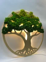 Moosbild - Moosbaum mit Blumen und Beleuchtet Das Mooskunst ist eine einzigartige und faszinierende Darstellung eines Baumes in Form eines Kreises. Die Basis dieses Kunstwerks besteht aus Kiefernsperrholz, das den Stamm und die Wurzeln des Baumes visualisiert. Um die Baumkrone darzustellen, wurde stabilisierter Islandmoos in Kombination mit schonend konservierten Blumen, genauer gesagt den Blüten der Blumen, verwendet. Die Gesamtkomposition erinnert an einen blühenden Baum. Um einen beeindruckenden "Wow"-Effekt zu erzielen, wurde auf der Rückseite des Moosbildes LED-Beleuchtung eingebaut, die mit 220 Volt betrieben wird. Dies verleiht dem Bild eine besondere Leuchtkraft und macht es zu einem Blickfang in jedem Raum. Für eine nahtlose Integration in Ihr Zuhause oder Büro stehen vier Farbvarianten für die Basis des Baumes zur Auswahl: Schwarz, Weiß, Hellbraun und Dunkelbraun. Zusätzlich haben Sie die Möglichkeit, ein rundes Moosbild in den Größen 50 cm, 60 cm, 80 cm, 90 cm oder 100 cm zu wählen. Dies ermöglicht es Ihnen, die passende Größe für jeden Raum auszuwählen. Das Moosbild "Moosbaum mit Blumen und Beleuchtet" vereint Kunst, Natur und Licht in einer einzigartigen Form und bringt eine harmonische Atmosphäre in Ihre Umgebung. Das "Moosbild rund" präsentiert sich als eine einzigartige Möglichkeit, den Moosbaum in einer runden Form zu genießen. Diese besondere Variante schafft eine ausgeglichene und harmonische Atmosphäre, während Sie aus verschiedenen Größen wählen können, um die perfekte Passform für Ihren Raum zu finden. Das "Moosbild beleuchtet" hebt die Schönheit des Moosbaums und der Blumen durch die raffinierte LED-Beleuchtung hervor. Dieses beleuchtete Kunstwerk verleiht nicht nur Ihrem Raum eine stimmungsvolle Atmosphäre, sondern setzt auch das faszinierende Zusammenspiel von Licht und Natur in den Mittelpunkt. Die Verwendung von Holz im "Moosbild mit Holz" verleiht der Darstellung des Moosbaums eine warme und authentische Note. Die Kiefernsperrholzbasis unterstreicht nicht nur die Handwerkskunst, sondern trägt auch zur Schaffung einer naturnahen Umgebung bei, die sich nahtlos in verschiedene Einrichtungsstile integrieren lässt. Der Moos Baum in seiner Gesamtheit, sei es in der runden Form, mit Beleuchtung oder mit Holz, bietet nicht nur eine ästhetische Bereicherung, sondern auch eine pflegeleichte und langlebige Lösung. Die stabilisierten Materialien gewährleisten, dass die Moosbildkreationen über die Zeit ihre Frische und Schönheit bewahren. Egal für welche Variante Sie sich entscheiden, das Moosbild vereint Natur, Kunst und Funktionalität auf einzigartige Weise. Das "Moosbild rund" eröffnet vielfältige Möglichkeiten zur Gestaltung von Räumen. Beispielsweise könnte es das Highlight in Ihrem Wohnzimmer werden, indem es als zentrales Kunstwerk an einer Wand platziert wird. Durch die runde Form wird eine ausgewogene Raumwirkung erzeugt, die die Blicke auf sich zieht und eine natürliche Atmosphäre schafft. Ein weiteres inspirierendes Beispiel für die Anwendung des "Moosbild beleuchtet" liegt in der Nutzung als elegante Beleuchtungslösung. In einem Schlafzimmer kann das beleuchtete Moosbild über dem Bett angebracht werden, um eine sanfte, beruhigende Beleuchtung zu erzeugen, die eine entspannende Umgebung fördert. Der "Moosbaum" kann auch als auffälliges Element in einem Büro oder einem Empfangsbereich dienen, um einen Hauch von Natur und Kreativität einzubringen. Das "Moosbild mit Holz" bietet hierbei eine besonders warme und einladende Ausstrahlung, während die LED-Beleuchtung auf der Rückseite für eine subtile und dennoch wirkungsvolle Akzentuierung sorgt. Unabhängig von der gewählten Variante – sei es das "Moosbild Rund", "Moosbild Beleuchtet" oder der "Moosbaum mit Holz" – integriert sich dieses Kunstwerk nahtlos in verschiedene Umgebungen. Es könnte beispielsweise in einem Café als Blickfang dienen, um eine einladende und gemütliche Atmosphäre zu schaffen. Die Anwendungsmöglichkeiten sind vielfältig, und die Kombination aus Natur, Kunst und Beleuchtet macht das Moosbild zu einer einzigartigen und ansprechenden Option für die Raumgestaltung. Weitere Beispiele für die Verwendung des Moosbildes sind: Wellness- und Spa-Bereich: Das "Moosbild Beleuchtet" kann in einem Spa oder Wellness-Center als beruhigendes und naturinspiriertes Dekor eingesetzt werden. Platziert in Ruheräumen oder Entspannungsbereichen trägt es zur Schaffung einer harmonischen Umgebung bei. Veranstaltungsorte: Bei Events wie Hochzeiten, Messen oder Firmenveranstaltungen kann das Moosbild als stilvolle Hintergrunddekoration dienen. Besonders das "Moosbild rund" wird zu einem Blickfang und verleiht jedem Anlass eine natürliche Eleganz. Einzelhandelsgeschäfte: Modeboutiquen, Schmuckläden oder andere Einzelhandelsgeschäfte können das "Moosbild mit Holz" verwenden, um eine einladende und moderne Atmosphäre zu schaffen. Die Beleuchtung trägt dazu bei, Produkte auf ansprechende Weise zu präsentieren. Hotelzimmer: Das "Moosbild mit Holz" kann als auffälliges Kopfteil über einem Hotelbett angebracht werden. Dies schafft eine einzigartige und gemütliche Umgebung für die Gäste, die auf Naturnähe und Exklusivität Wert legen. Arztpraxen oder Wartebereiche: In medizinischen Einrichtungen kann das Moosbild eine beruhigende Atmosphäre schaffen und den Wartebereich freundlicher gestalten. Das "Moosbild beleuchtet" fügt eine subtile, entspannende Note hinzu.