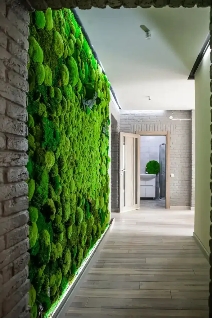 Vertikale Mooswand im Wohnungsflur von Ekomoss