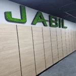 Holz Logo mit Moos