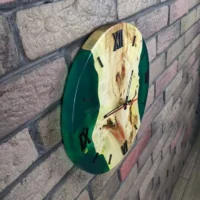 Wanduhr Epoxidharz aus Ahornholz mit Smaragdgrünem Harz