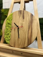 Uhr mit Holz und Moos