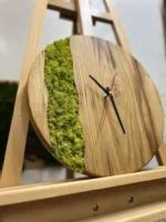 Uhr mit Holz und Moos
