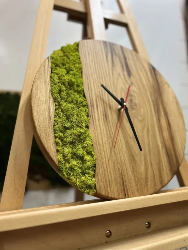 Uhr mit Holz und Moos