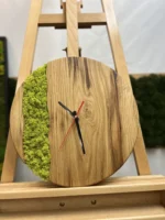 Uhr mit Holz und Moos