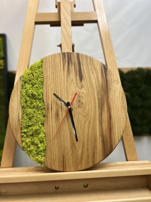 Uhr mit Holz und Moos